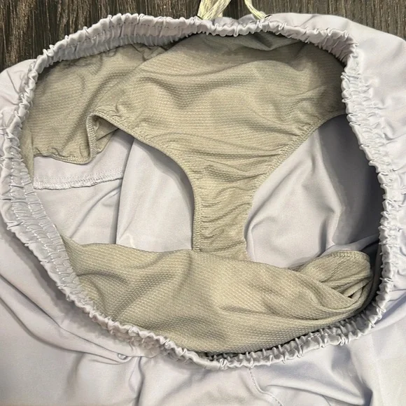 Vuori Women’s Clementine Short 2.0 4” Inseam in Periwinkle, Size Large - Picture 13 of 14